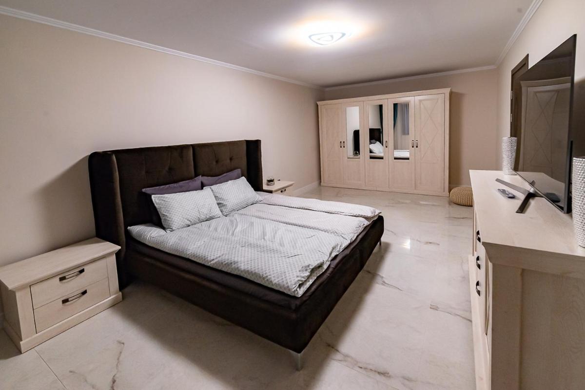 Moky Rezident 2 Appartement Arad Buitenkant foto
